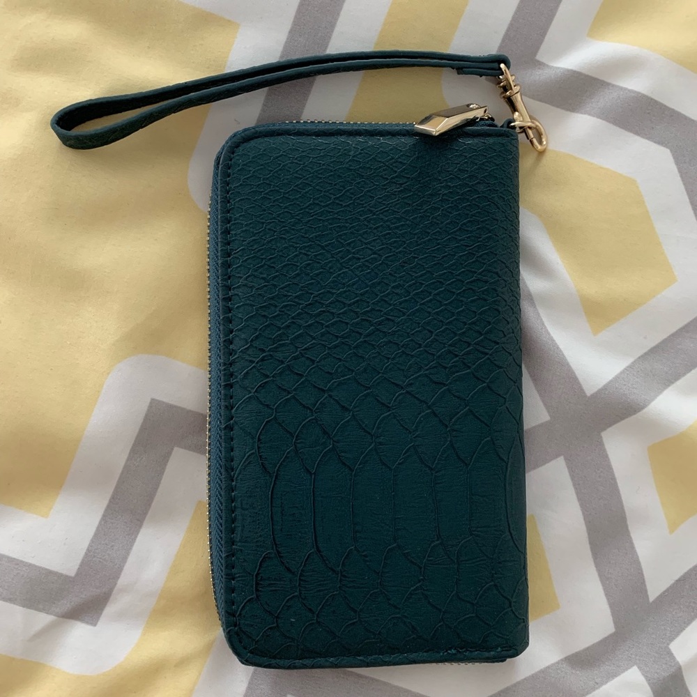 ❌SOLD❌ NWOT Turquoise snake skin wallet - Picture 1 of 2